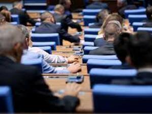 Народното събрание изслушва премиера Николай Денков и министър Тагарев