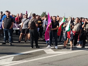 Броят на протестиращите на АМ "Тракия" се увеличава, движението по обходните маршрути е натоварено