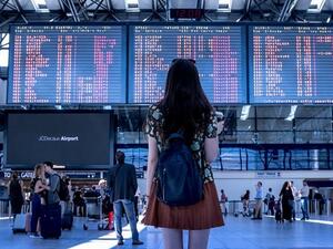 Европарламентът поиска от авиокомпаниите да спрат да таксуват ръчния багаж 