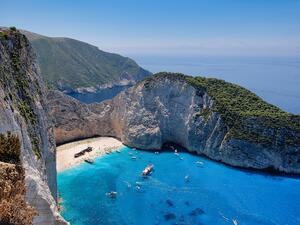 Приходите от туризъм в Гърция с нов рекорд - 18 млрд. евро до септември