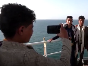 Похитеният кораб Galaxy Leader се превърна в туристическа атракция в Йемен