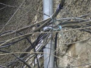 Премахнати са незаконните кабели в центъра на София
