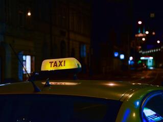 Такситата на война с нощния градски транспорт и копърките
