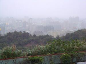<p>Обвитият от смог град Тайпе, Тайван</p>