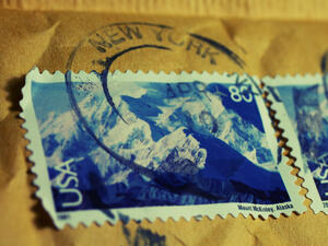 Пощенска картичка пътува 70 години до адресатите си