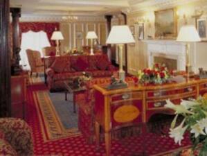 Лондонски хотели обсипват клиентите си с кралски разкош