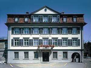 Най-старата швейцарска банка затваря врати