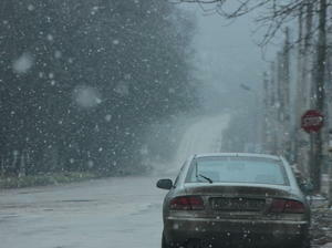 Снегът усложнява движението по пътищата