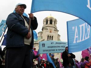 <p>Работници от държавното предприятие "Напоителни системи" протестират заради неизплатени заплати от юли месец насам</p>