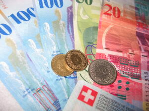 <p>Шеста е <strong>Швейцария </strong>с 1 040,1 тона, които съставляват 10,2% от резервите на страната. Това е и последната държава със златни резерви в размер на над 1 000 тона.</p>