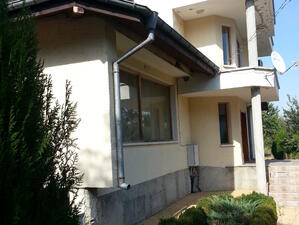 Данъчните във Варна продават двуетажна къща