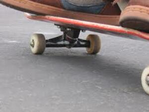 Екстремно: Смелчага кара скейтборд по шосе със 110 км/ч