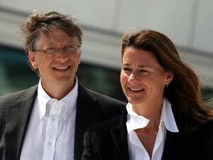 <p>Милиардерът Бил Гейтс заедно със съпругата си Мелинда. Двамата са съоснователи на едноименната фондация, инвестираща милиарди в проекти за подобряването на качеството на живот в държавите от третия свят.</p>