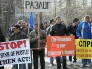 Банско и Сапарева баня посрещнаха екоексперти на ЕК с протести
