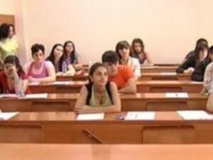 Точно в 9:00 започна изпита по Български език и литература в СУ