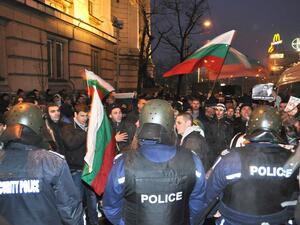 Снощният протест в София: 15 ранени, 25 арестувани