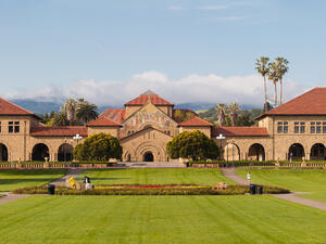 Станфордският университет събра дарения за над 1 млрд. долара