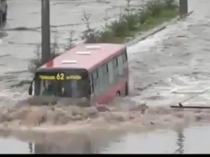 Руските автобуси... наводнение не ги спира