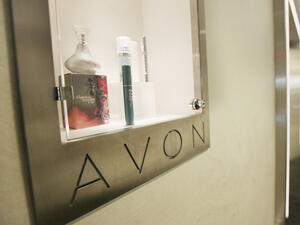 Avon съкращава 400 служители