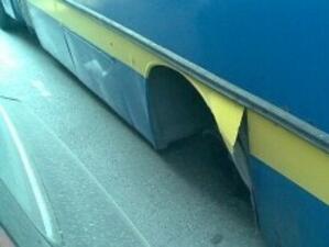 Задната гума на тролей в София изпадна в движение