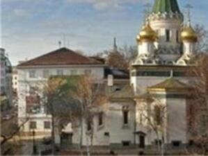 Столична община си взима градинката при Руската църква