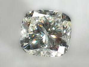 Баба глътна диамант за хиляди долари