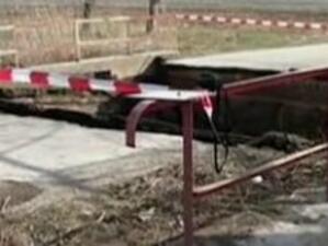 Кола падна в река след срутване на мост в Шуменско