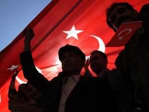 Стотици задържани в нова вълна протести в Турция