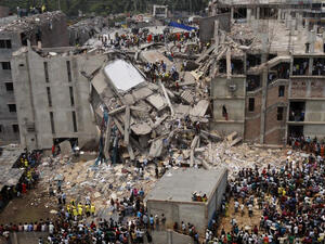 <p>Срутването на работническа фабрика в близост до Дака втрещи света със своята трагичност.</p>