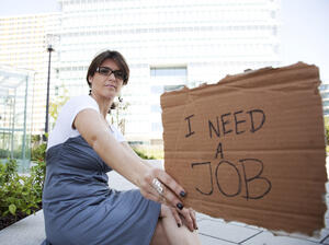 Безработицата леко пада през юни