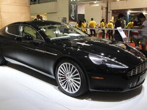 <h3></h3>
<h3>2013 Aston Martin DBS</h3>
<p> </p>
<p><strong>Мъжествен, но все пак елегантен, моделът никога няма да остарее</strong></p>