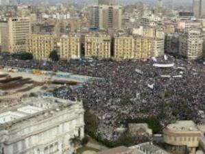 Хиляди ликуващи египтяни посрещнаха на столичния площад "Тахрир"  първия си ден без Мубарак