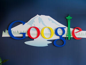 Google "сплеска" логото си