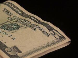 Доларът рязко поевтиня заради правителствената криза в САЩ