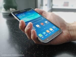 Samsung показа първия смартфон с извит дисплей в света
