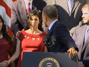 Видео: Обама оказа първа помощ на бременна