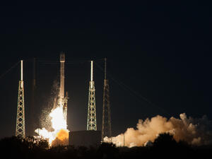 SpaceX изстреля първия си комерсиален сателит в орбита