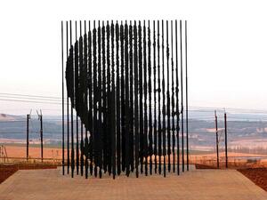 Скулптурата, издигната в чест на Нелсън Мандела 