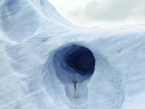 Какво се крие под леда в антарктическо езеро?