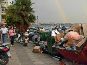 Кметът на Солун поиска помощ от армията, за да се съберат тоновете боклуци в града