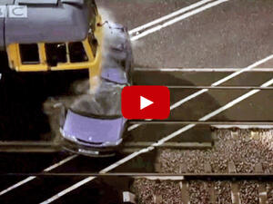 Бруталният начин, по който влак заличава напълно автомобил (ВИДЕО)