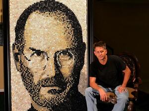 Уникален портрет на Стив Джобс, направен от бутони на клавиатура (СНИМКИ)