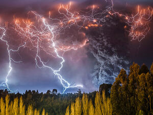 Зашеметяващи снимки на възхитителни светкавици и изригващ вулкан