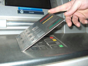 Арестуваха четирима българи заради източване на банкови карти