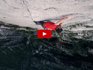 Мъж изкачва 500 метрова отвесна скала без никаква екипировка (ВИДЕО)
