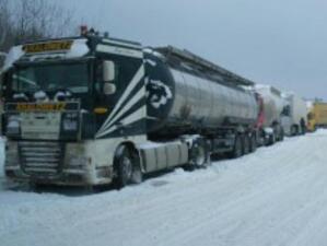 Товарни камиони с летни гуми блокираха пътя за Варна