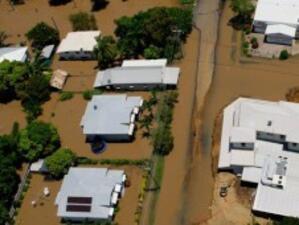 Наводнен австралийски град e нападнат и от змии и крокодили