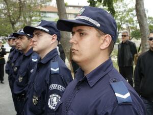 Полицаите взимат с 10% по-високи заплати