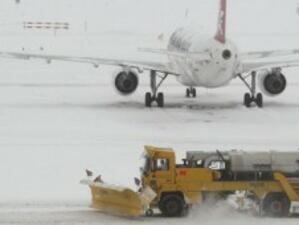 Излитанията и кацанията на летище София се извършват при снеговалеж