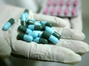 КЗК спря обществена поръчка за доставка на лекарства